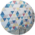 proceso de pintado de la pared pintada con triángulos multicolores del vertedero esta lleno de Picassos